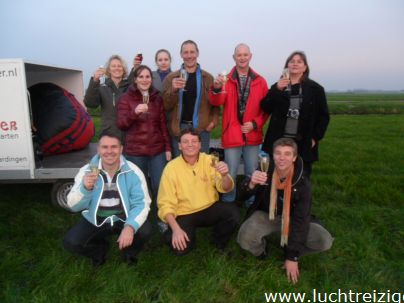 Met de ballonvaartpassagiers en de crew op de foto na de ballonvaart over de Alblasserwaard (Gorinchem naar Molenaarsgraaf)